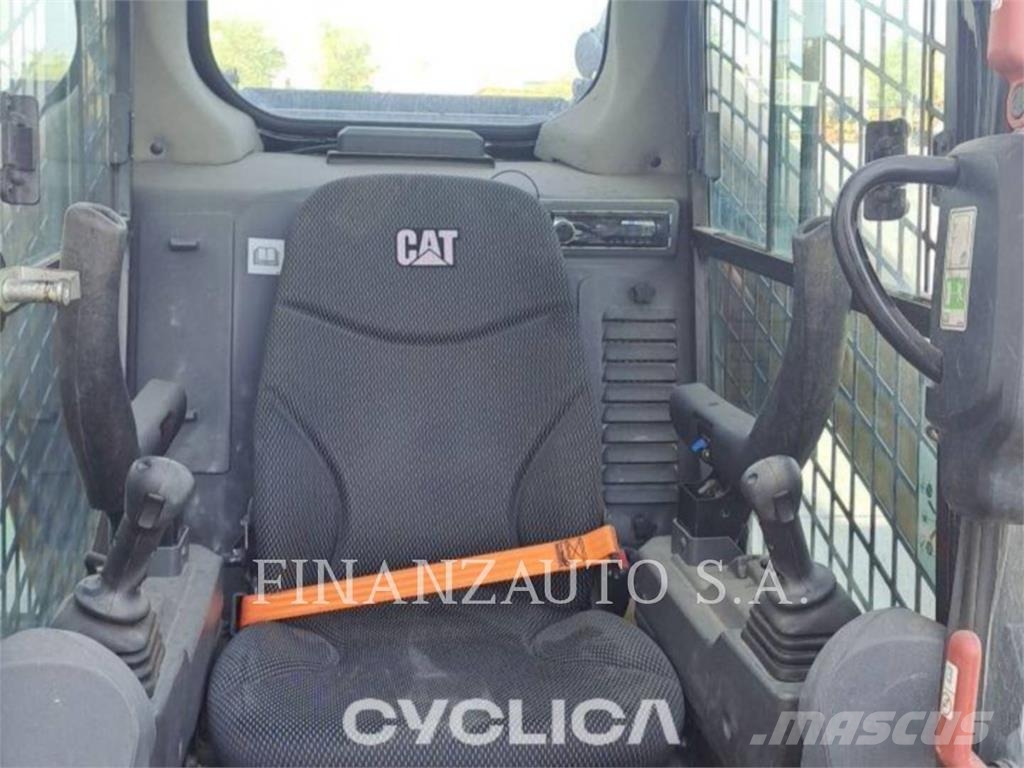 CAT 262D3 Lietoti riteņu kompaktiekrāvēji