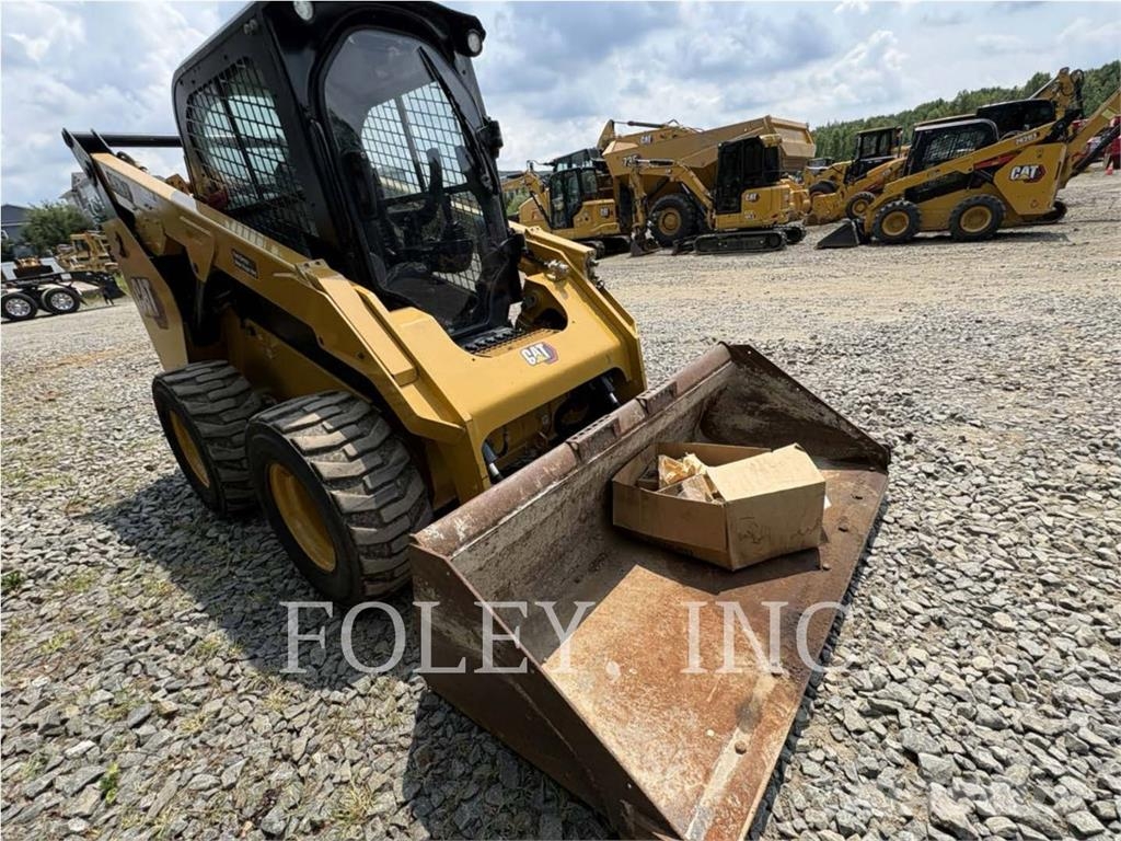 CAT 262D3 لوادر انزلاقية التوجيه