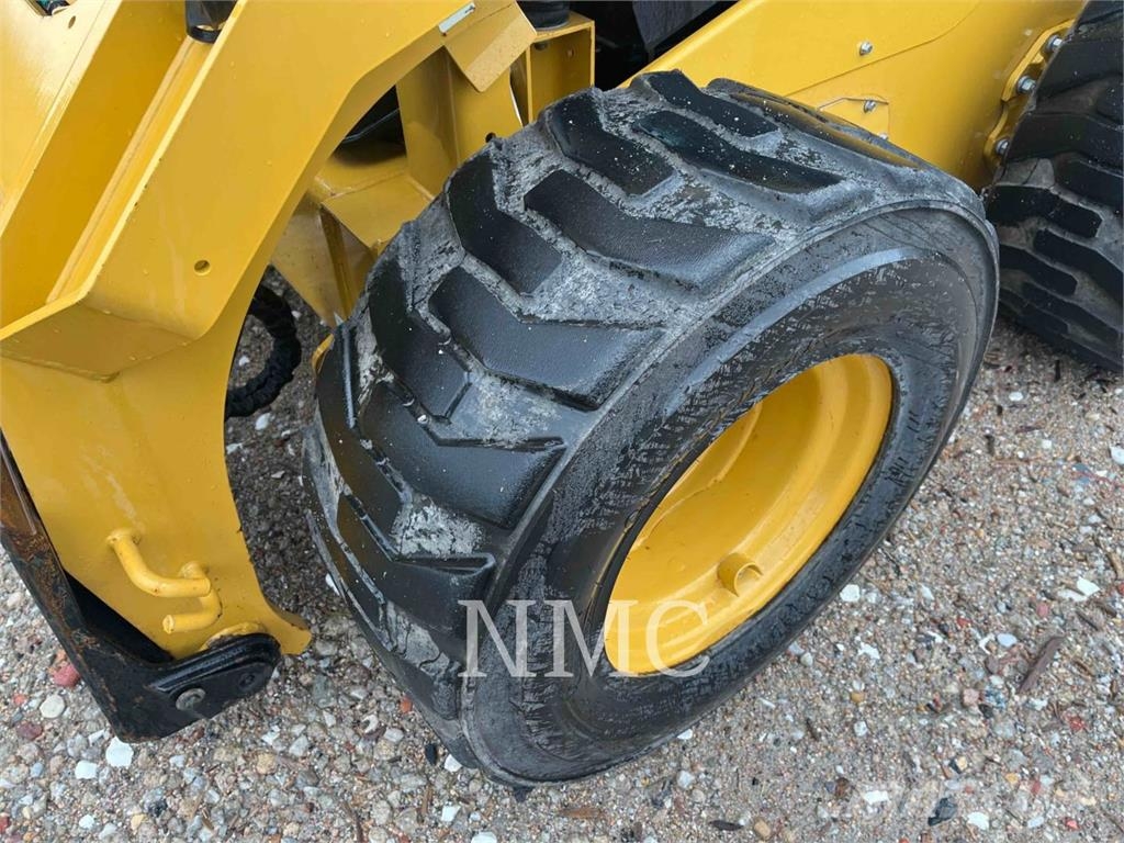 CAT 262D3 لوادر انزلاقية التوجيه