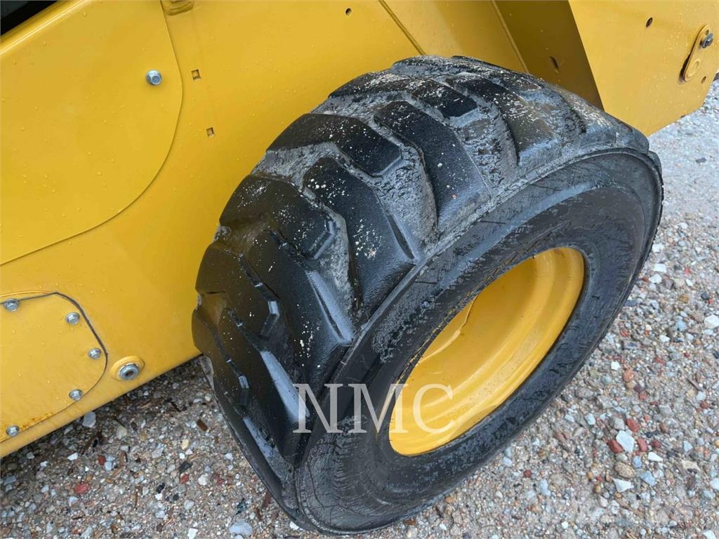 CAT 262D3 لوادر انزلاقية التوجيه