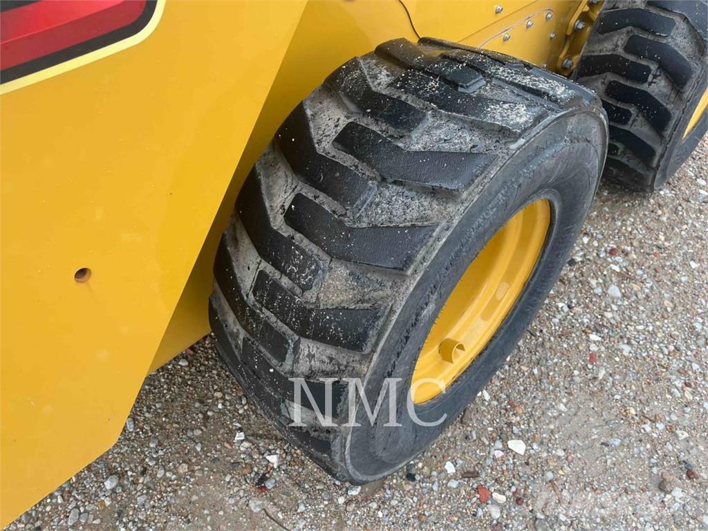 CAT 262D3 لوادر انزلاقية التوجيه