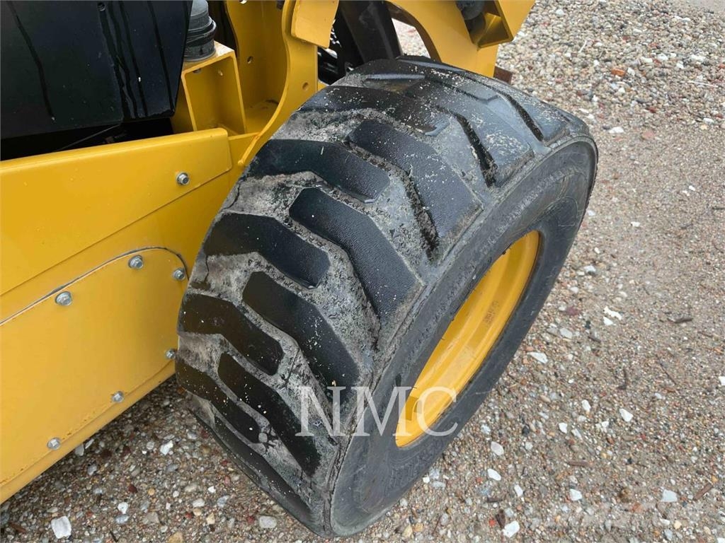 CAT 262D3 لوادر انزلاقية التوجيه