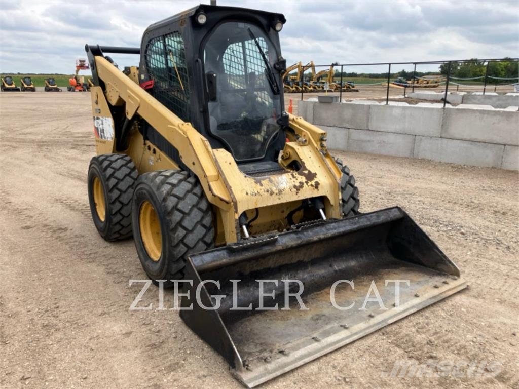 CAT 272D2 Kompaktlaadurid