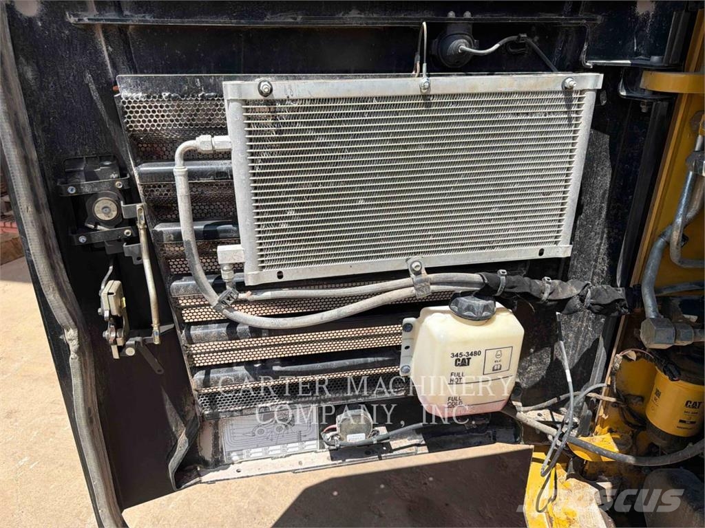 CAT 272D3XE لوادر انزلاقية التوجيه