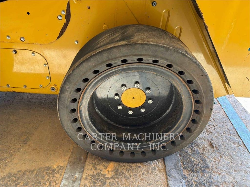 CAT 272D3XE لوادر انزلاقية التوجيه