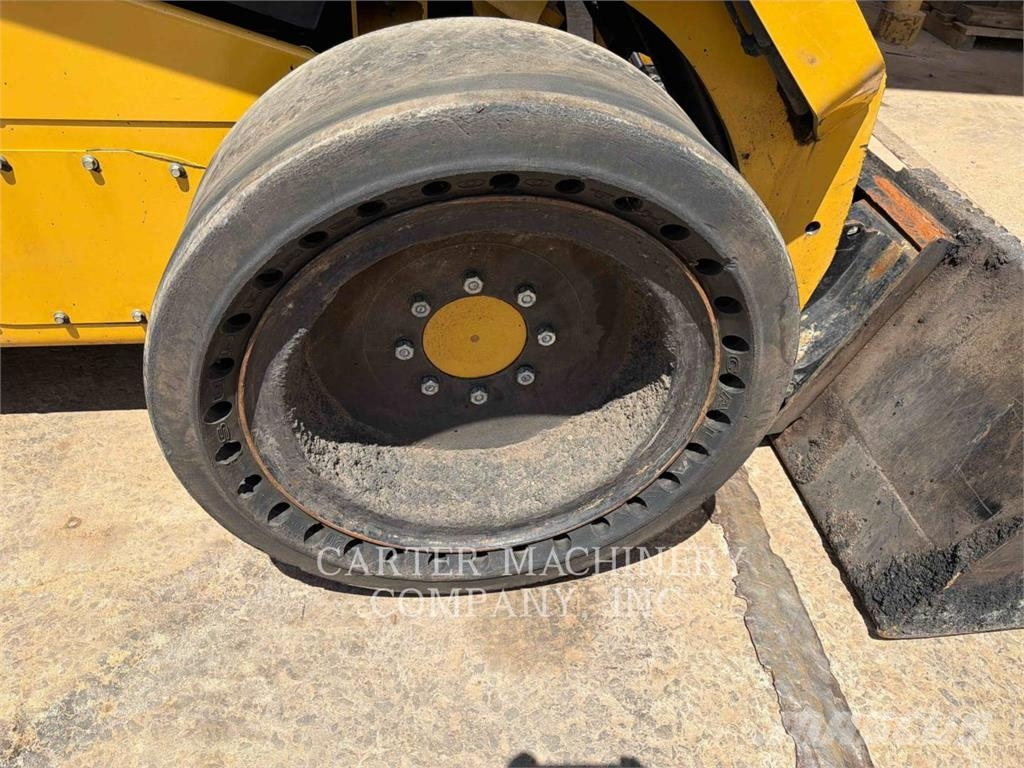 CAT 272D3XE لوادر انزلاقية التوجيه