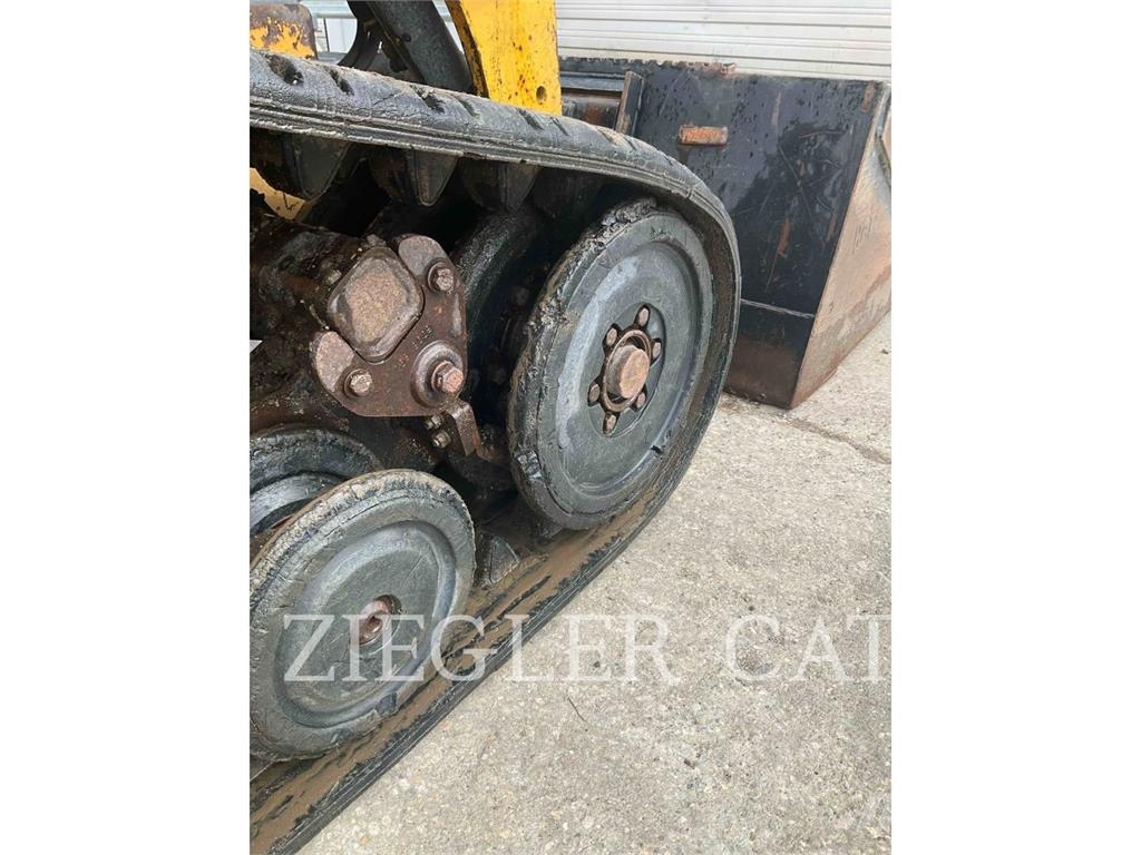 CAT 277D Pale cingolate