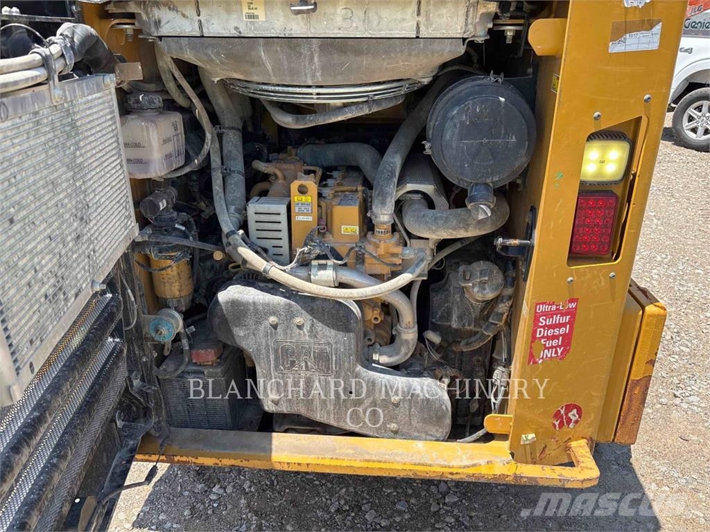 CAT 279D3 لوادر زحافة