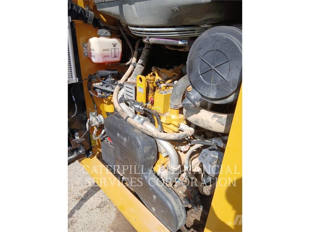 CAT 279D3 لوادر زحافة