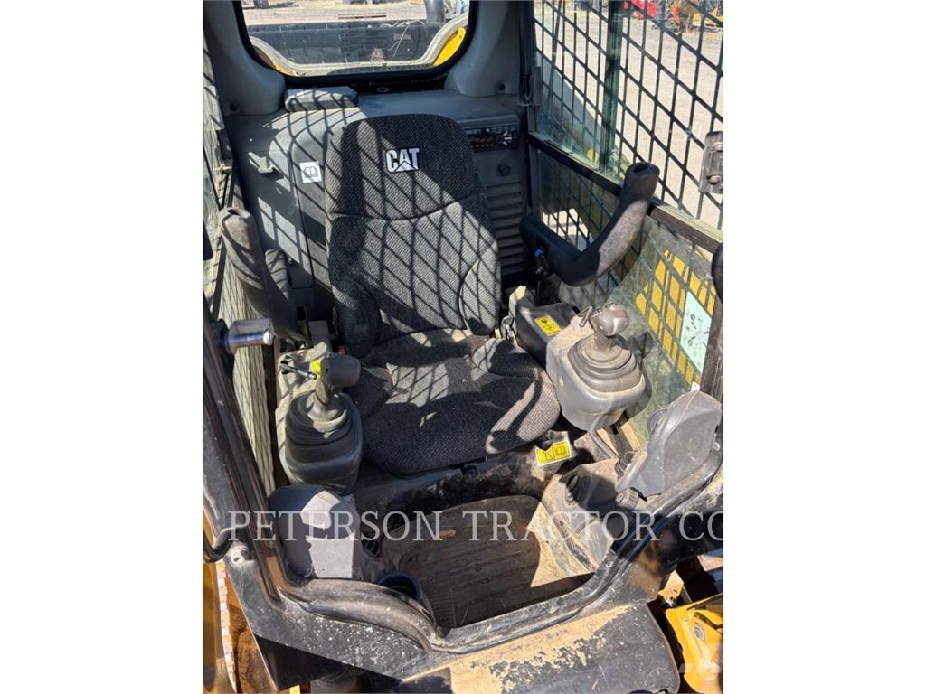 CAT 299D2 لوادر انزلاقية التوجيه
