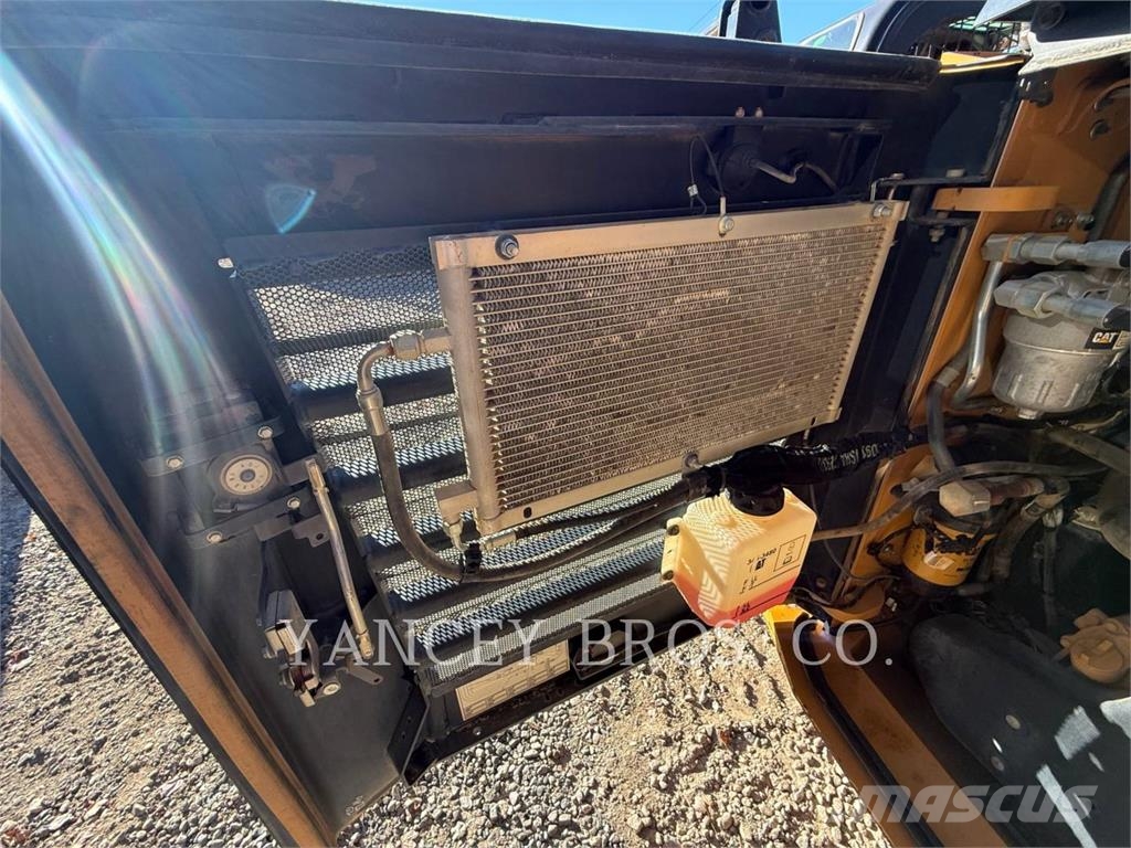 CAT 299D3 لوادر انزلاقية التوجيه