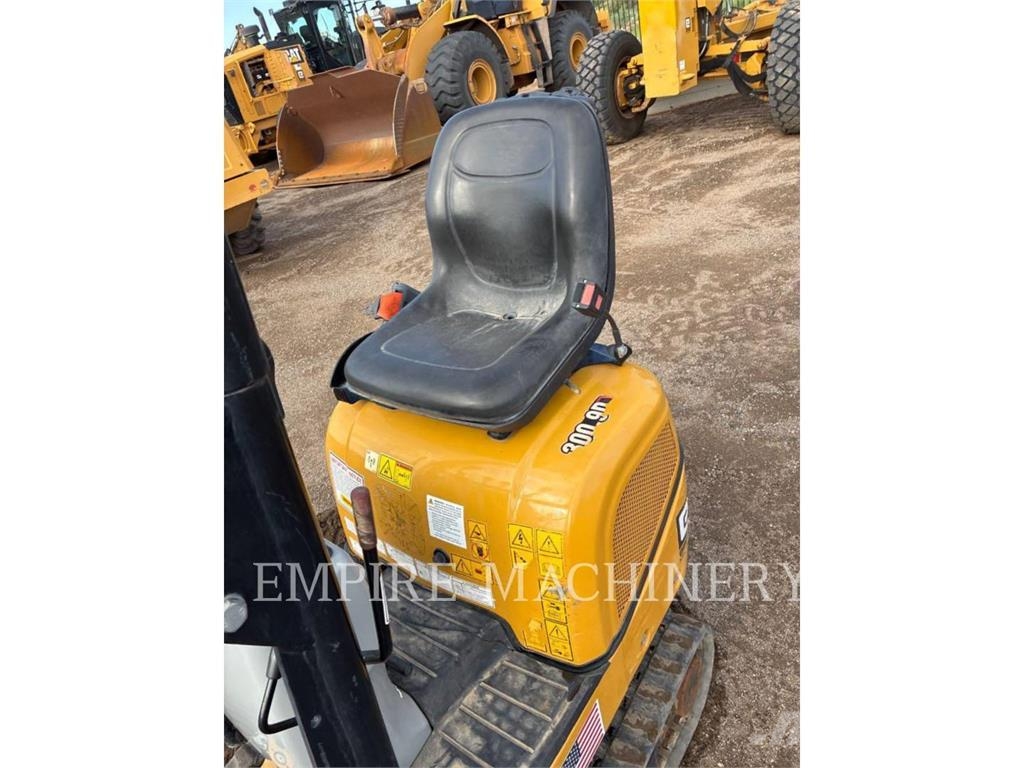 CAT 300.9D حفارات زحافة