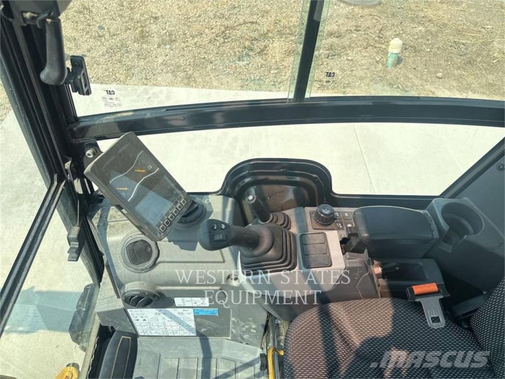 CAT 302 حفارات زحافة