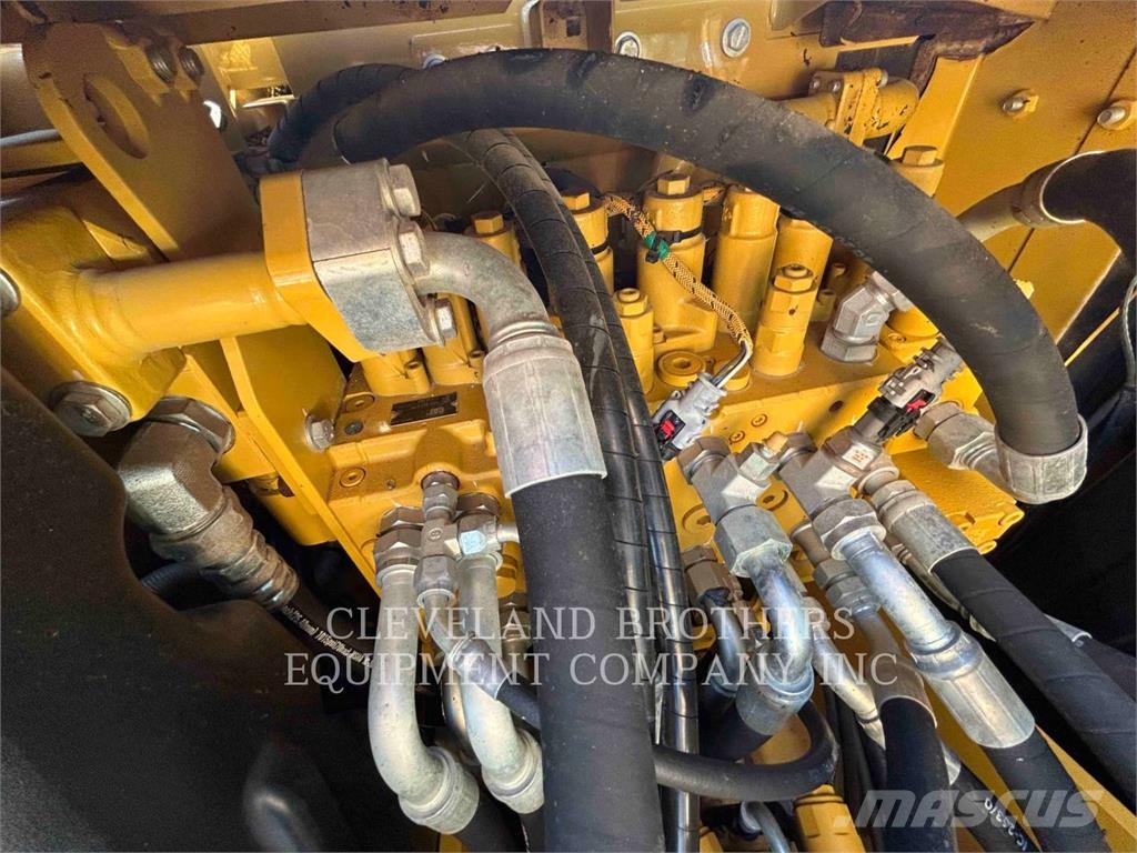 CAT 313-07 حفارات زحافة