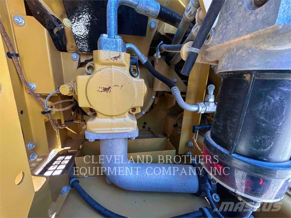 CAT 313-07 حفارات زحافة