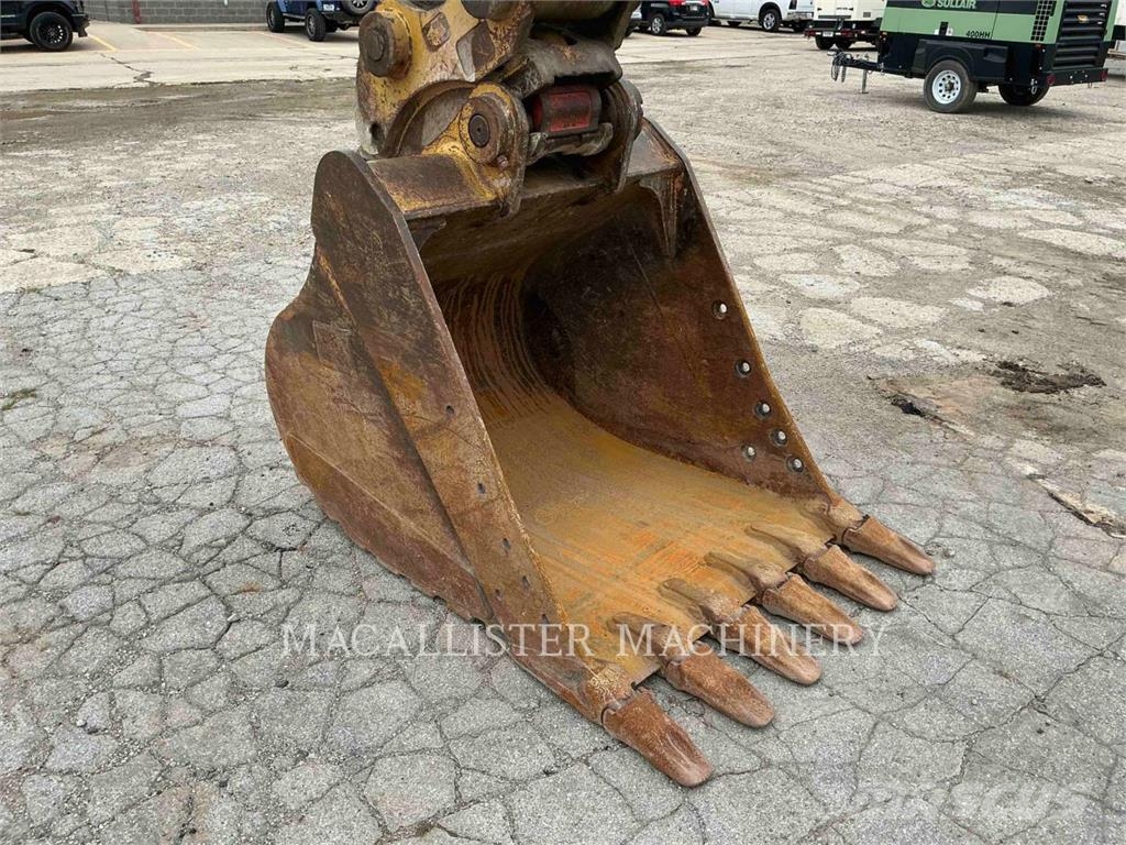 CAT 320EL حفارات زحافة