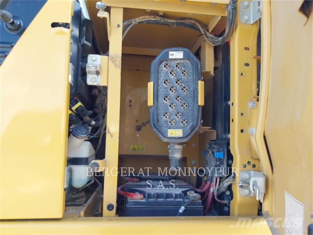 CAT 323 Vikšriniai ekskavatoriai