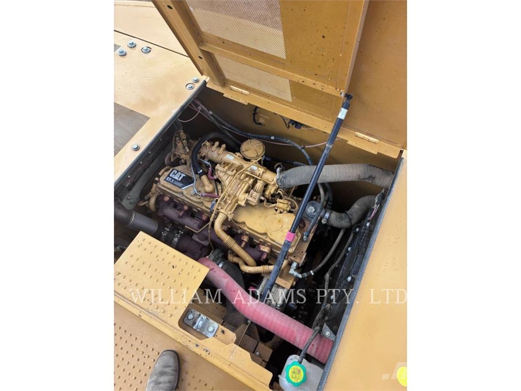 CAT 323 حفارات زحافة