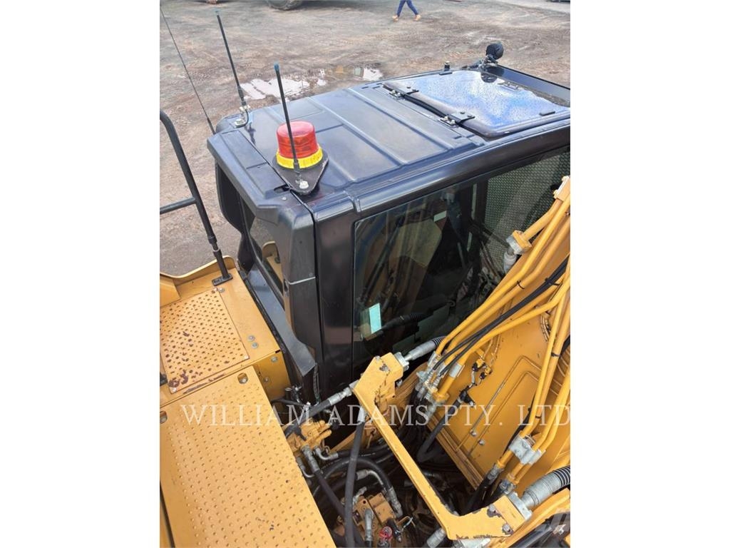 CAT 323 حفارات زحافة