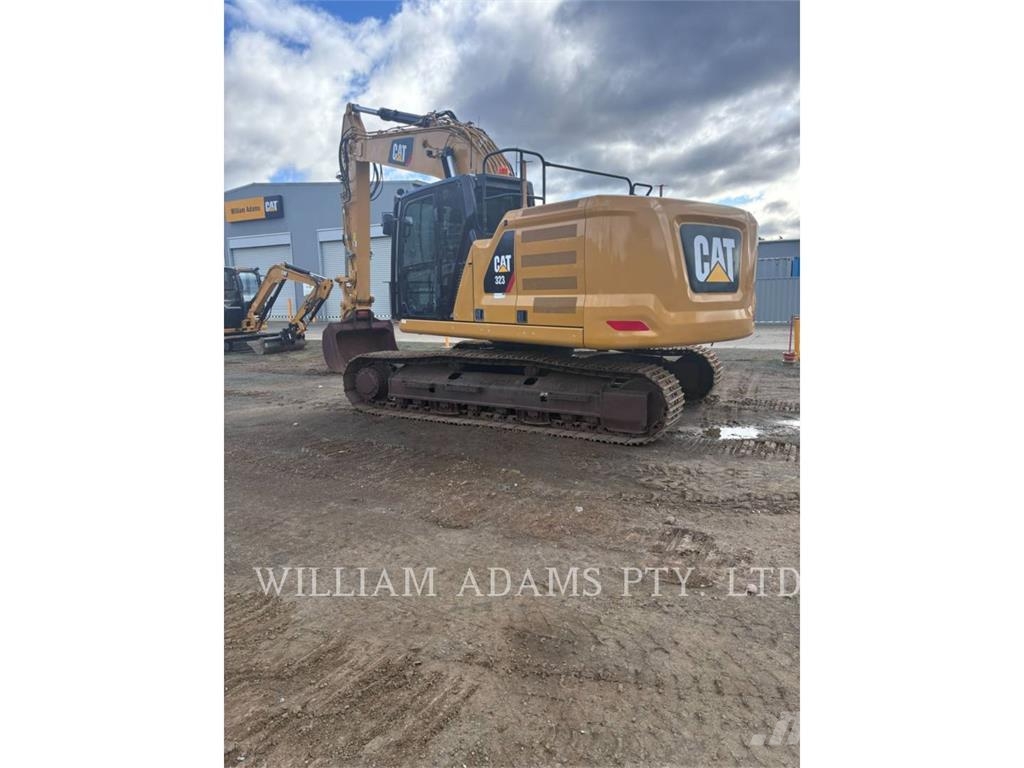 CAT 323 حفارات زحافة
