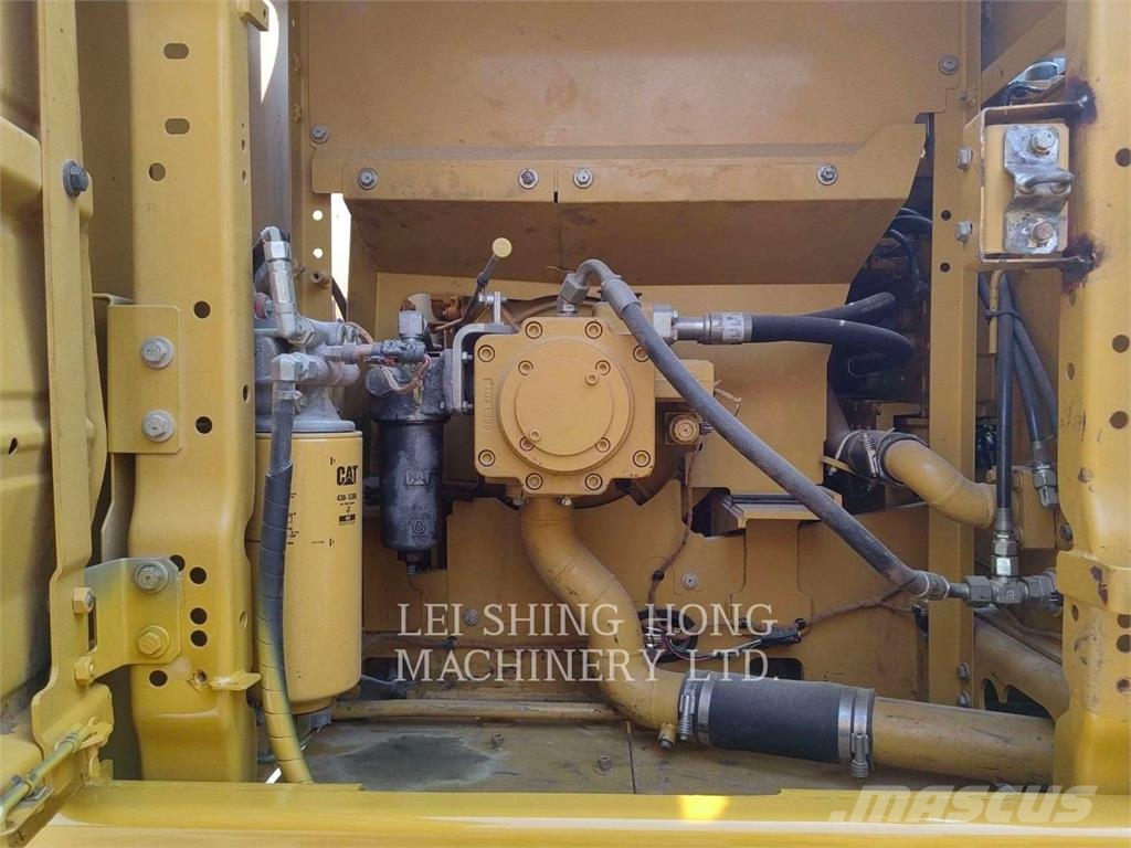 CAT 323-07 حفارات زحافة