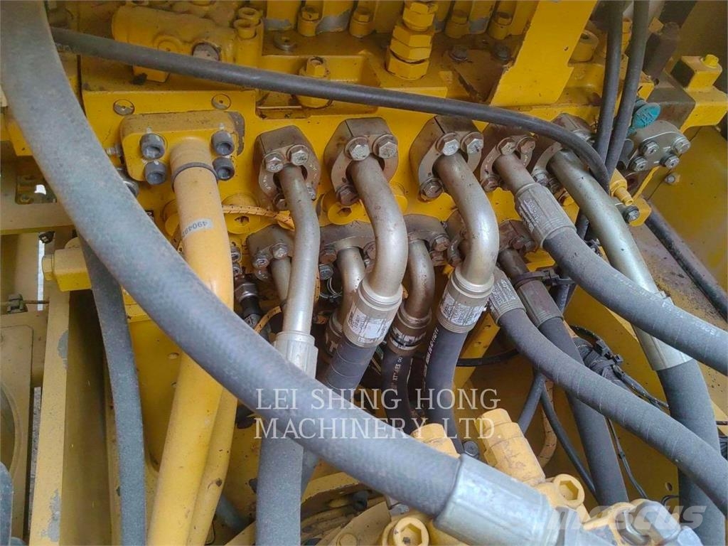 CAT 323-07 حفارات زحافة