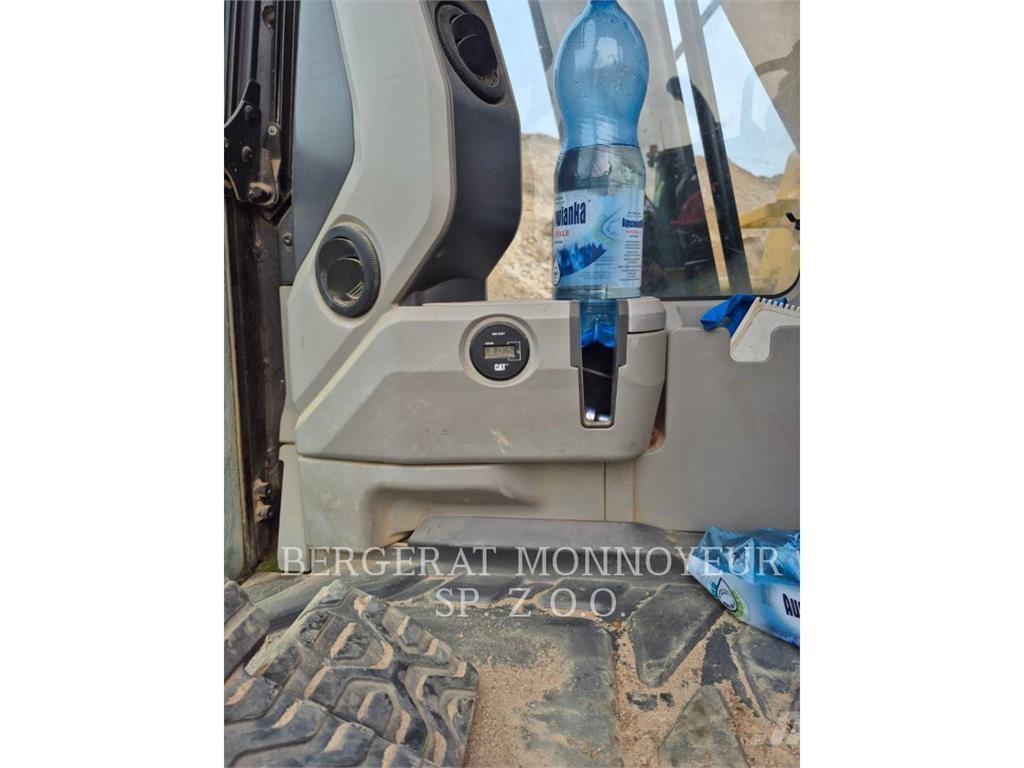 CAT 323FL حفارات زحافة