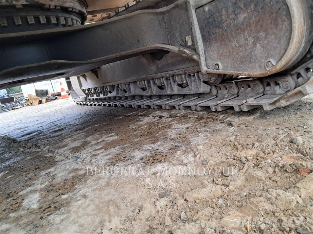 CAT 330 حفارات زحافة