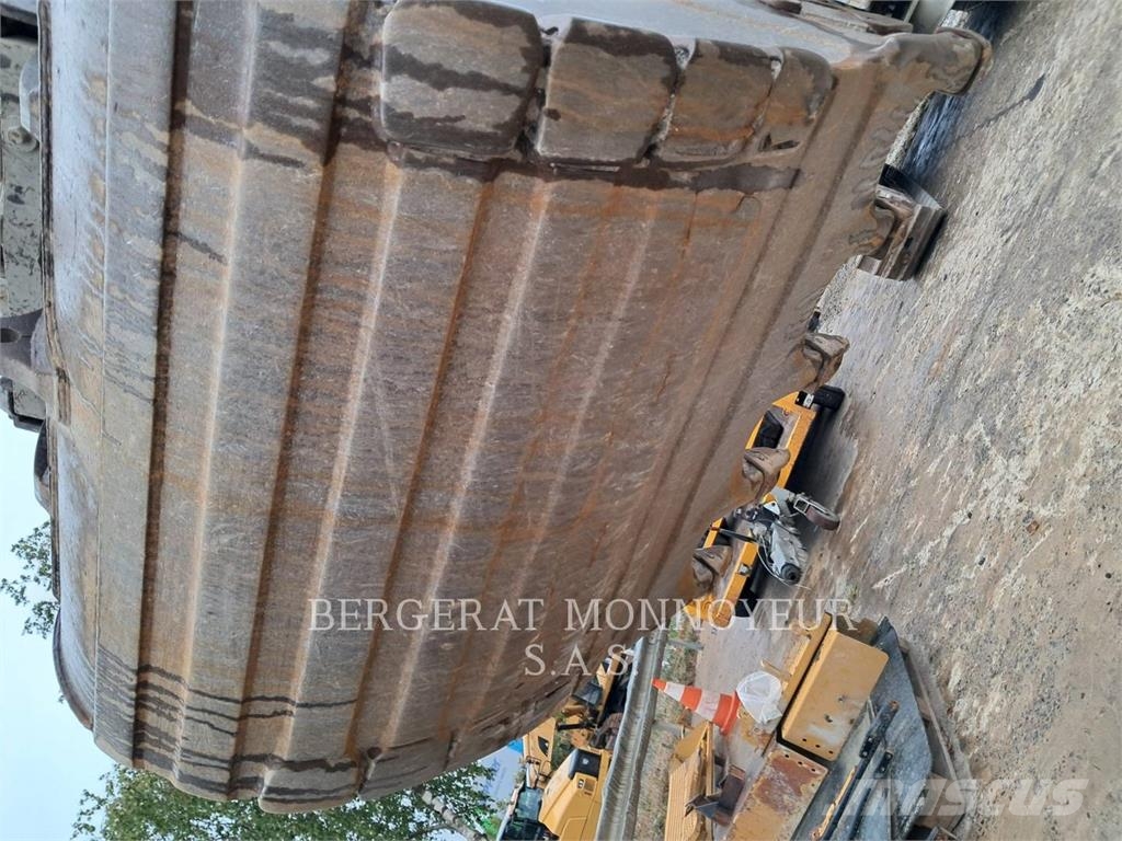 CAT 330 حفارات زحافة