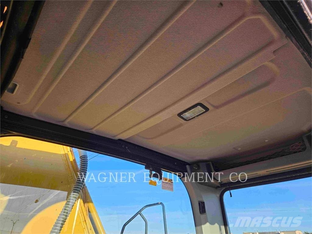 CAT 33007 حفارات زحافة