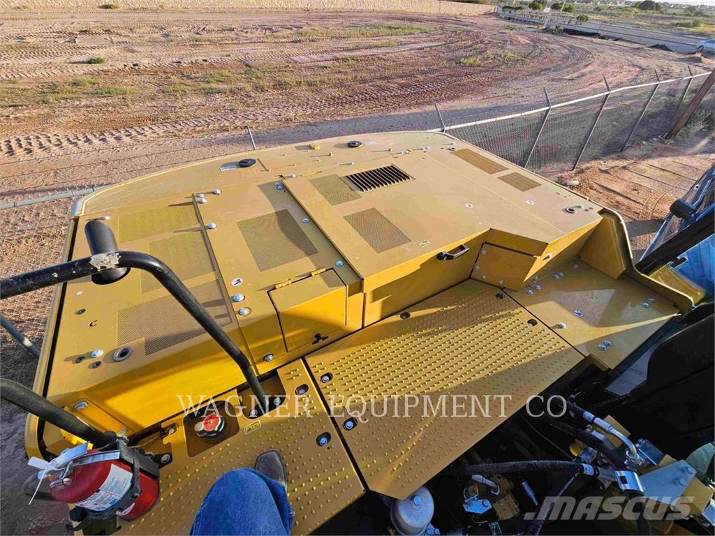 CAT 33007 حفارات زحافة