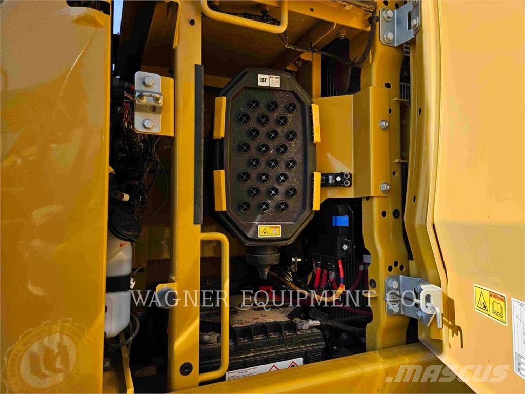 CAT 33007 حفارات زحافة
