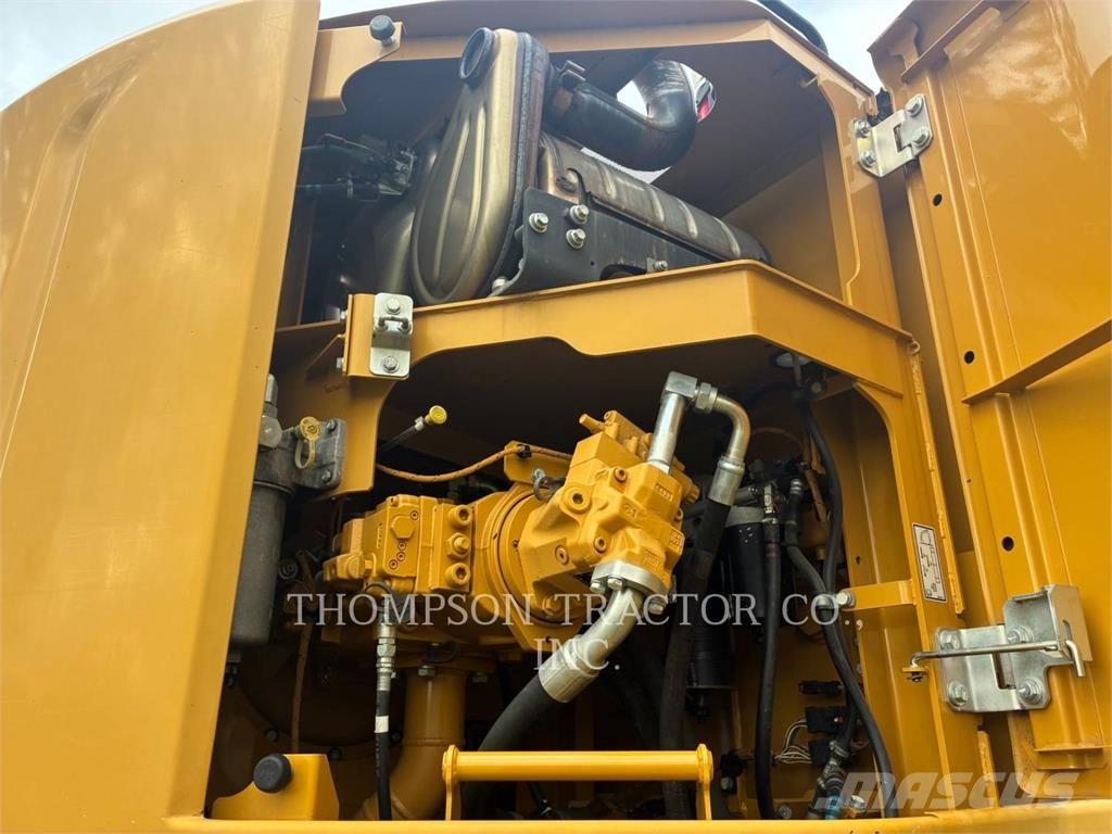 CAT 335 حفارات زحافة
