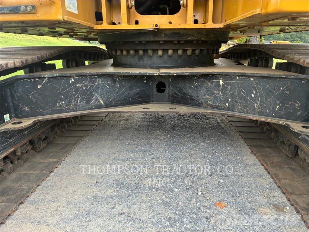 CAT 335 حفارات زحافة