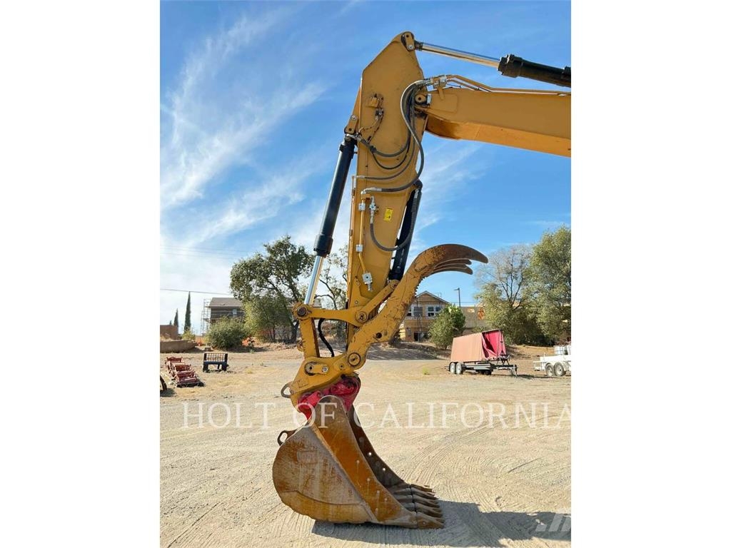 CAT 335 حفارات زحافة