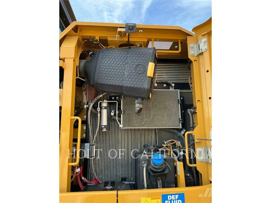 CAT 335 حفارات زحافة