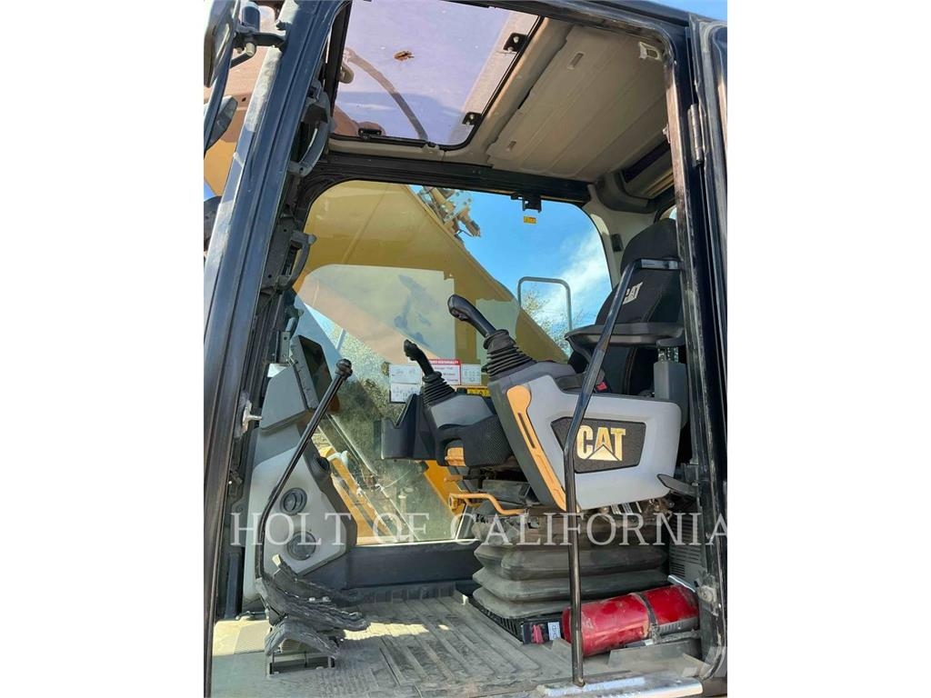 CAT 335 حفارات زحافة