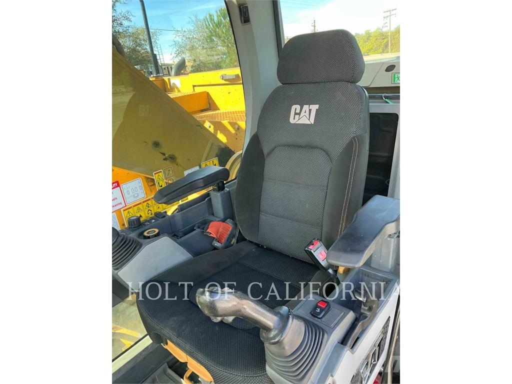 CAT 335 حفارات زحافة