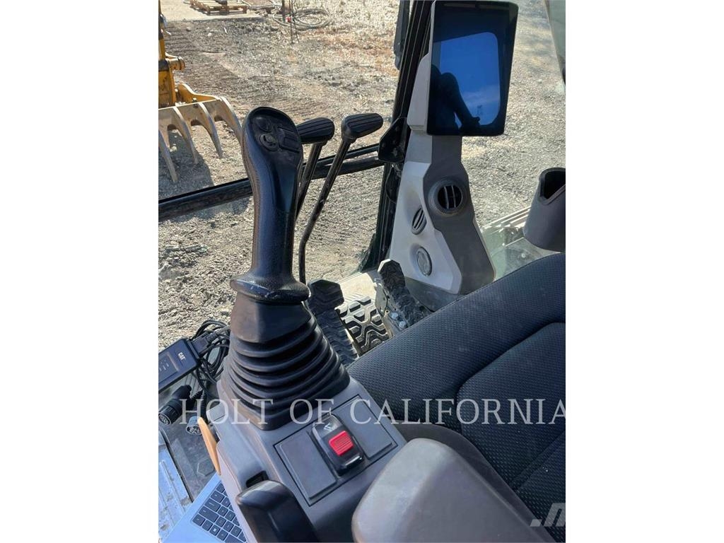 CAT 335 حفارات زحافة