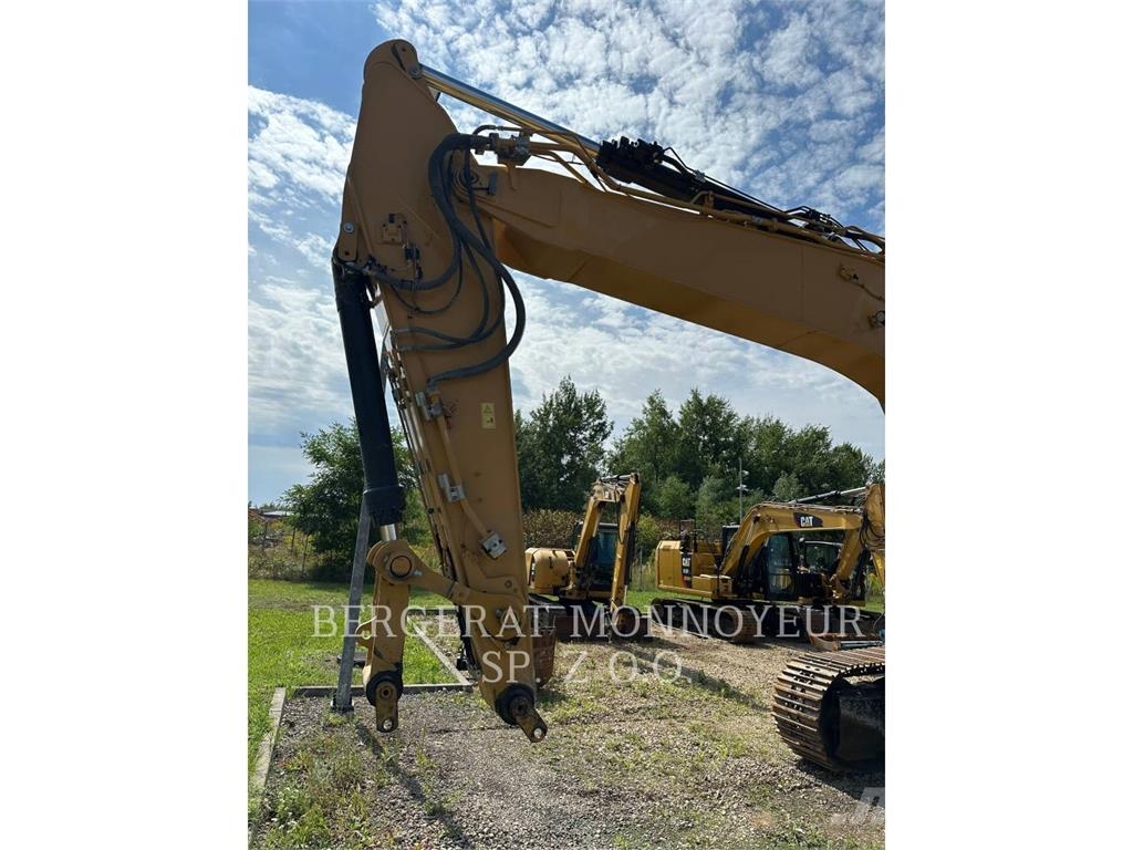 CAT 336-07 حفارات زحافة