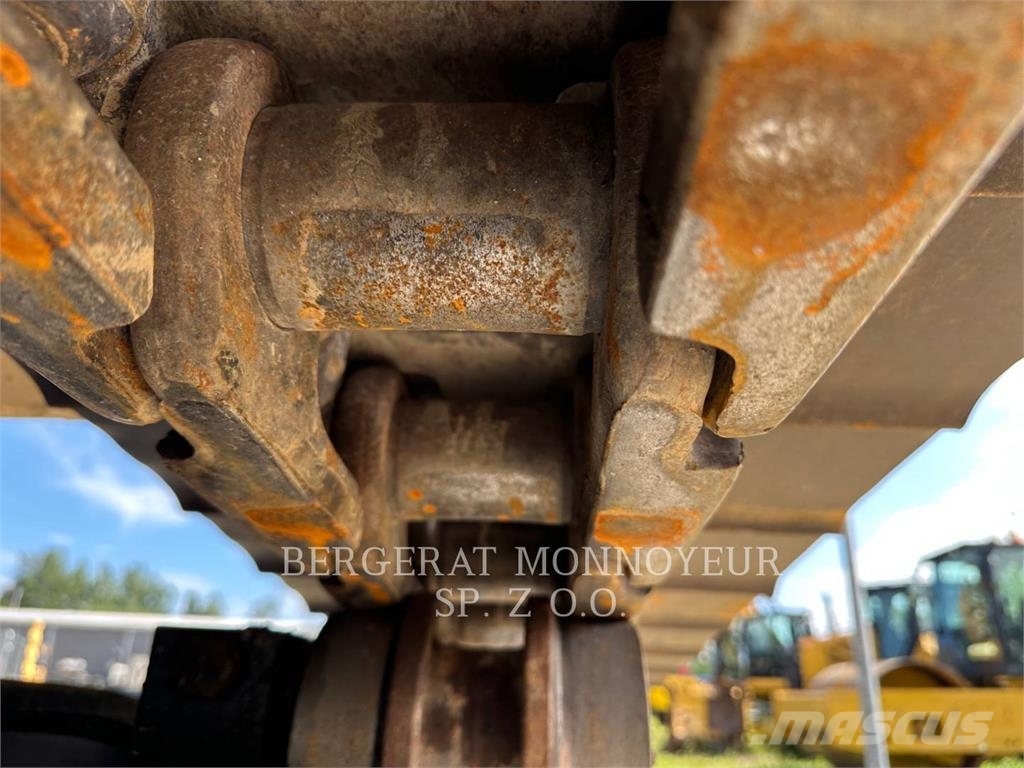 CAT 336-07 حفارات زحافة