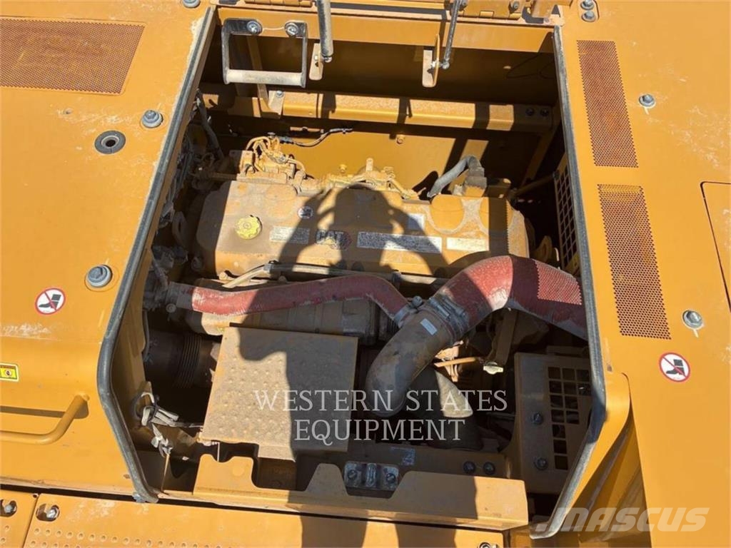 CAT 349 حفارات زحافة
