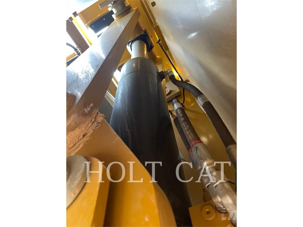 CAT 374 履带挖掘机