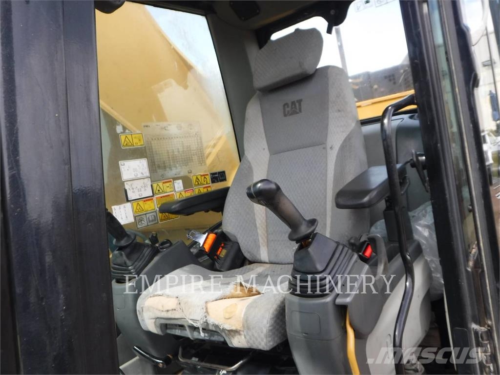 CAT 374DL Roomikekskavaatorid
