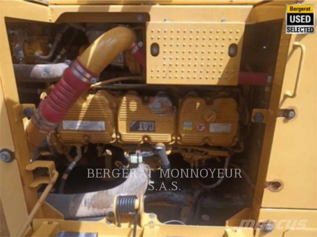 CAT 374F حفارات زحافة