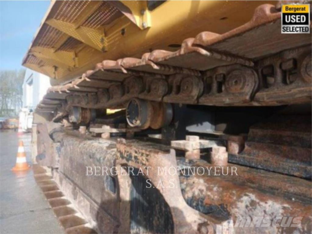 CAT 374F حفارات زحافة