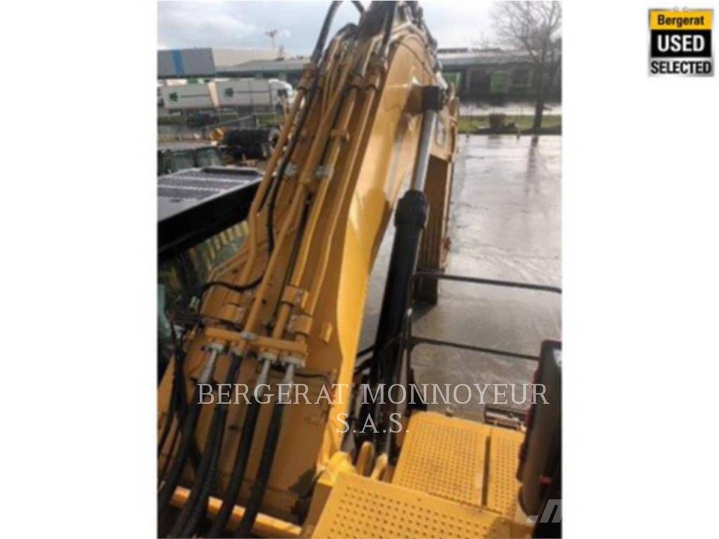 CAT 374F حفارات زحافة