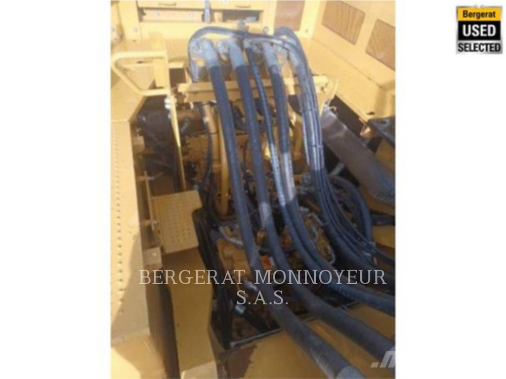 CAT 374F حفارات زحافة