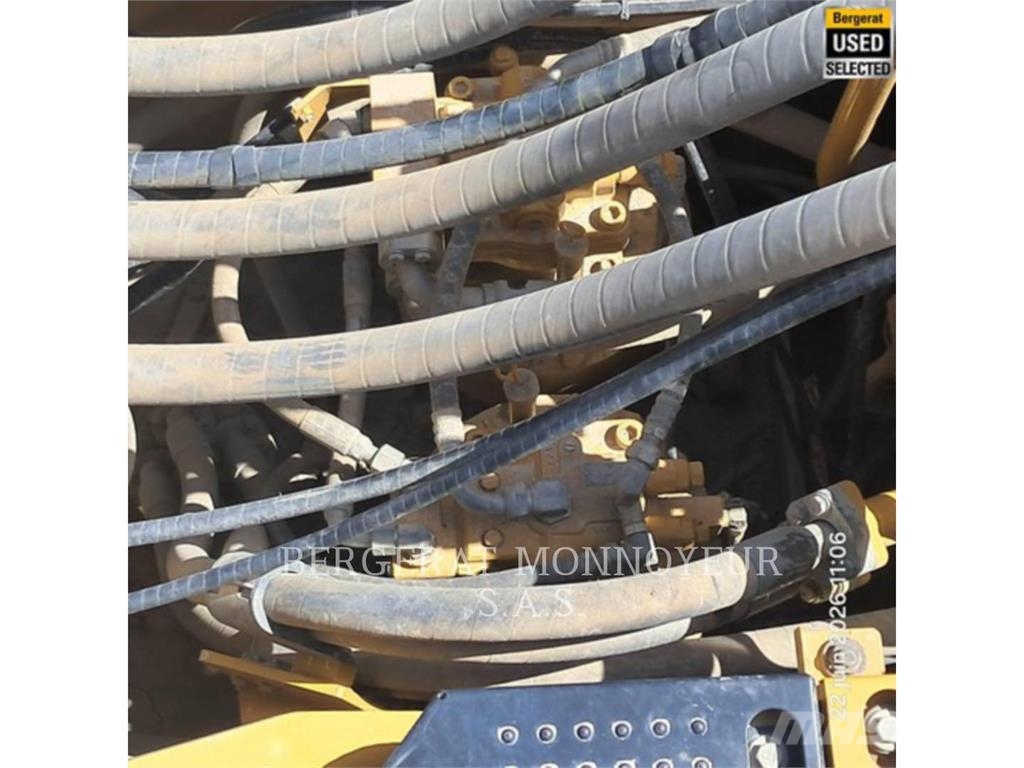 CAT 374F حفارات زحافة