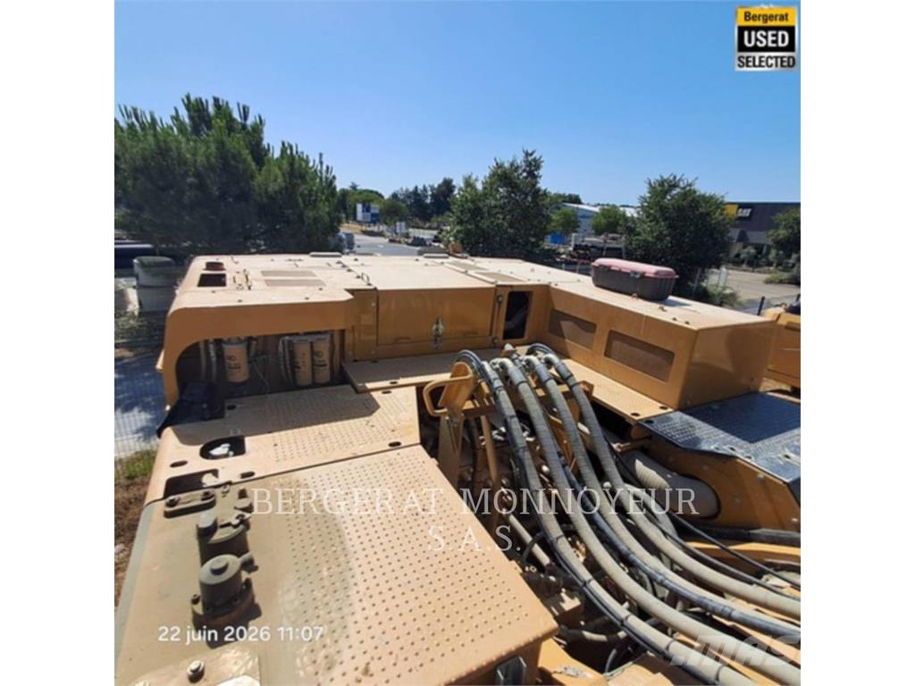 CAT 374F حفارات زحافة